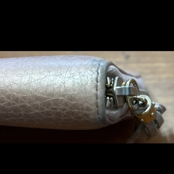 Gucci Pre Loved Embossed 'GGʻMetallic  ROSE GOLD COLOR Leather Wallet - Picture 3 of 7